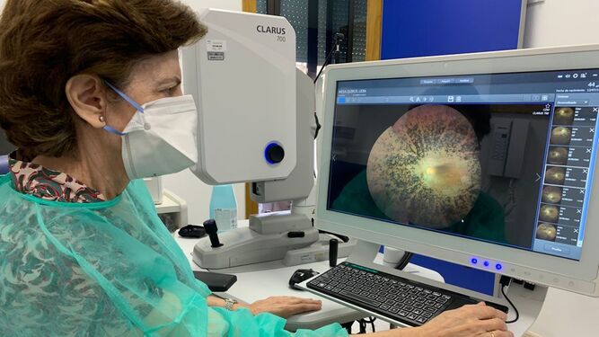 La doctora Morillo observa una imagen de retinosis pigmentaria.