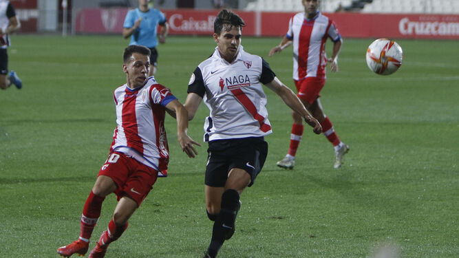 Aspar intenta defender el balón ante Álvaro Romero en el Sevilla Atlético-Algeciras.