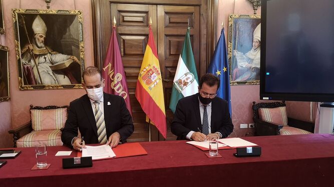 Martín Orozco y Juan Carlos Cabrera durante la firma del acuerdo.