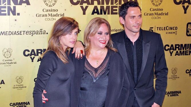 Carmina Barrios, convertida en actriz tras debutar con su hijo, Paco León. En la foto, también junto a su otra hija, la también actriz María León.