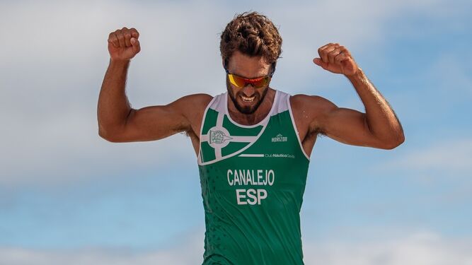 Jaime Canalejo celebra con los puños en alto su título de campeón del mundo en remo de mar.