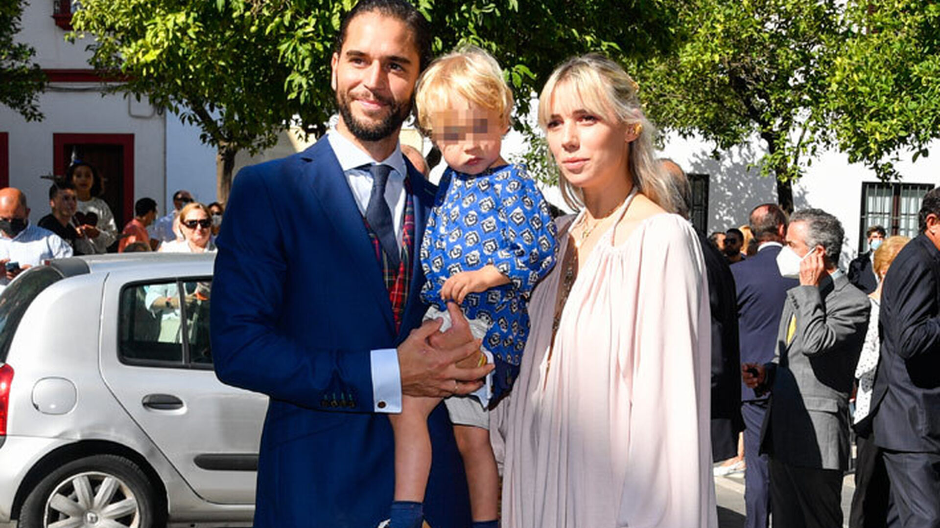 Lulu Figueroa-Domecq, prima de la novia, ha posado con su marido, Adri&aacute;n Saavedra, y su hijo. Llevaba un maxivestido en color rosa pastel claro.