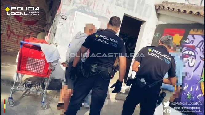 Agentes de la Policía Local de Castilleja de la Cuesta, en el momento de la detención.
