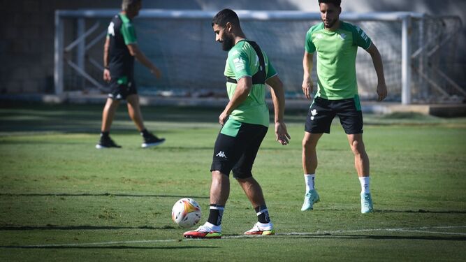 Nabil Fekir controla el balón ante Álex Moreno.