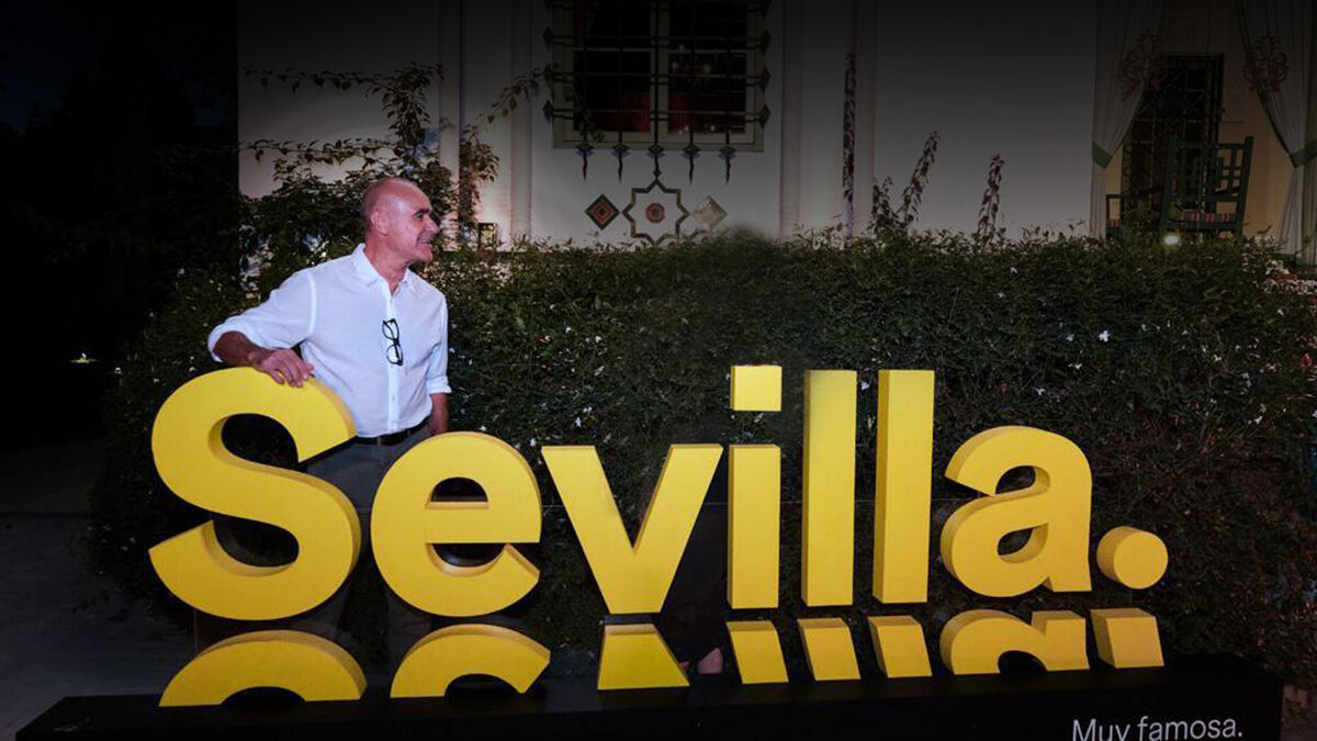 El concejal Antonio Muñoz posa junto a la marca Sevilla en el evento de la feria Emotions Travel.