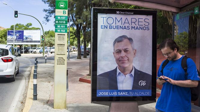 Un cartel de José Luis Sanz como candidato a la reelección en Tomares, en las elecciones municipales de 2019.