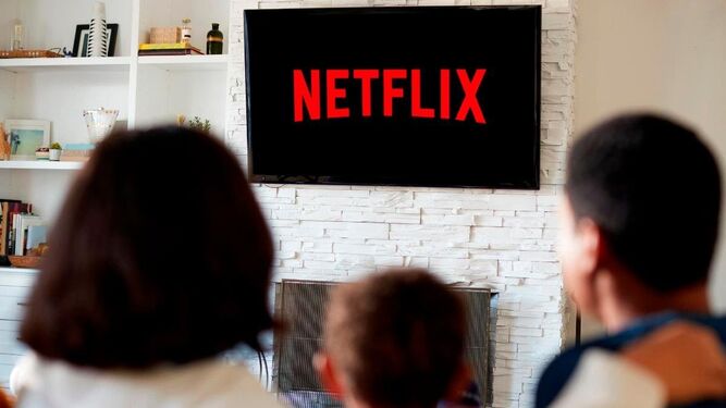 Una  familia viendo Netflix