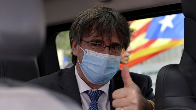 El ex presidente de la Generalitat prófugo Carles Puigdemont al salir este lunes del tribunal de Cerdeña.