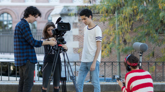 Jonás Trueba filma junto a los jóvenes protagonistas de 'Quién lo impide'.