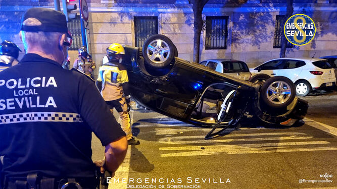 Aparatoso accidente en la Avenida de Las Razas de Sevilla con el vuelco de un coche