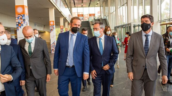 El secretario de Estado de Turismo, Fernando Valdés; el vicepresidente de la Junta, Juan Marín; y el alcalde de Sevilla, Juan Espadas han inaugurado la I Convención de Destinos Turísticos de España.