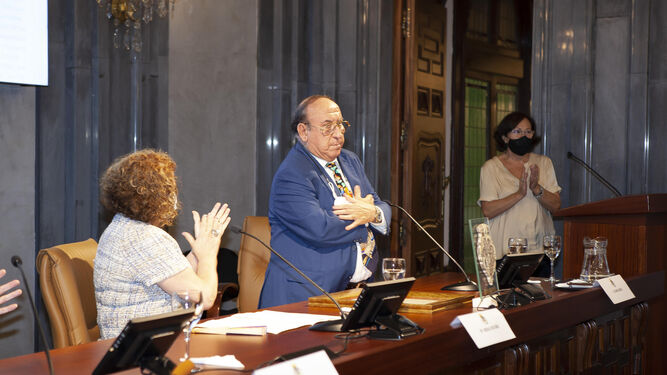 Juan Valdés agradece el reconocimiento entre Adela Castaño, edil municipal socialista, y Purificación Benavente, secretaria del Hogar Canario.