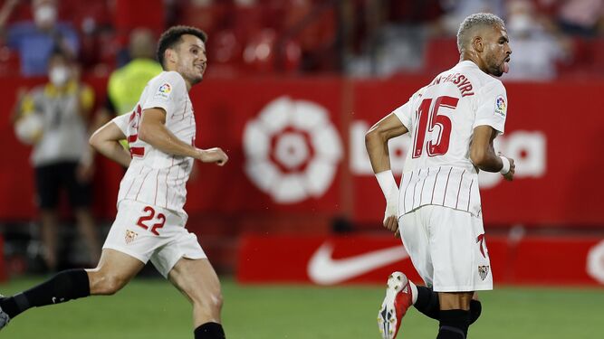 En-Nesyri celebra un gol en el Ramón Sánchez-Pizjuán junto a Idrissi.