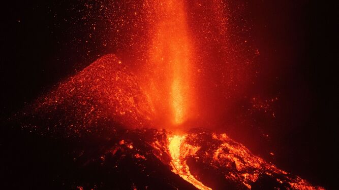 La lava sale de forma explosiva del volcán