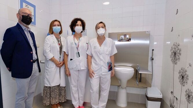 De izquierda a derecha: el presidente de ACCU Sevilla, la directora de enfermería Mª José Jiménez; la supervisora de Cirugía, Inmaculada López, y la enfermera estomaterapeuta de la consulta de ostomías, Mercedes Coca.