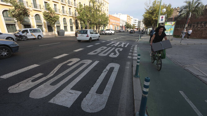 Coches, motos y bicicletas circulan por la Ronda Histórica de Sevilla.