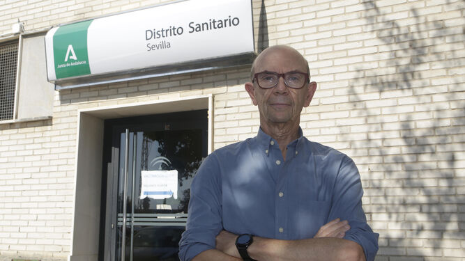 El epidemiólogo del Distrito Sanitario Sevilla, Eduardo Briones, a la puerta principal de dicha sede.