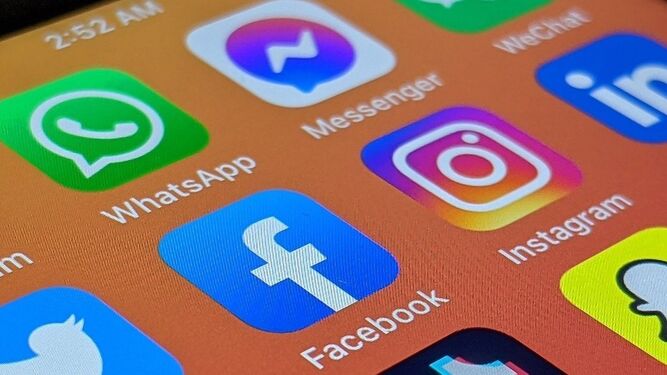 Iconos de Facebook, Whatsapp, Instagram y Messenger en un móvil
