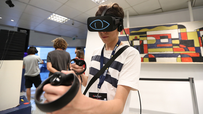 Un joven juega con un dispositivo de realidad virtual.