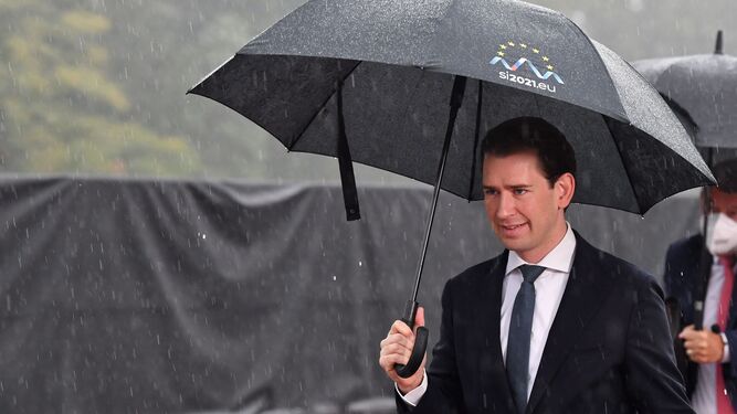 El canciller austriaco, Sebastian Kurz, se resguarda ayer de la lluvia con un paraguas en Kranj (Eslovenia).