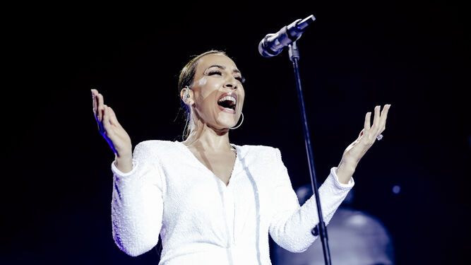 La cantante en uno de los momentos de su concierto este martes en Sevilla.