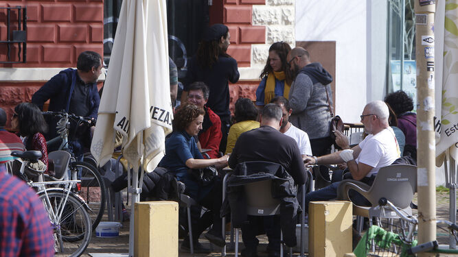 Varias personas comparten espacio en la terraza de un bar en Sevilla.