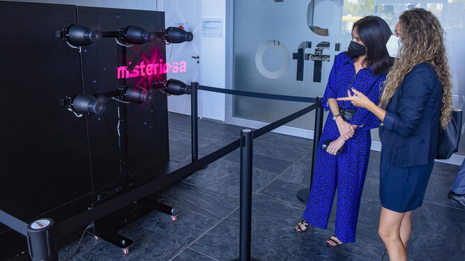 Una proyección con un sistema de holograma 3D led da la bienvenida a la nueva oficina Smart Tourism Office en Fibes.