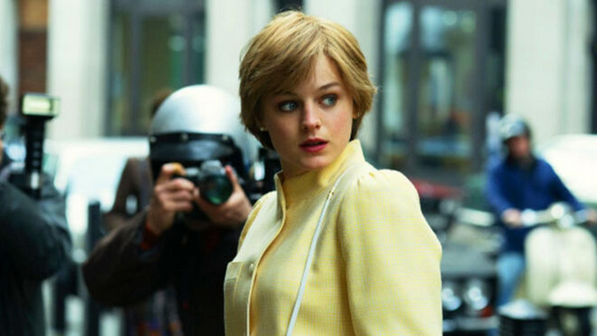 La actriz Emma Corrin en el papel de Lady Di con un corte de pelo bob chop.