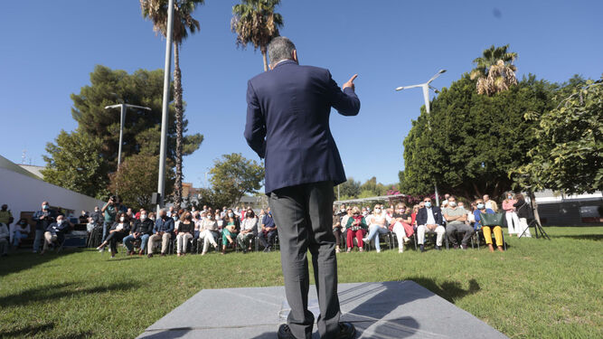 José Luis Sanz, en el acto que convocó en los jardines del Ayuntamiento de Tomares tras presentar su renuncia como alcalde.