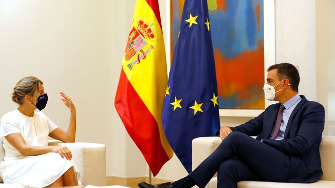 La vicepresidenta segunda del Gobierno y ministra de Trabajo, Yolanda Díaz, y el presidente del Gobierno, Pedro Sánchez, ayer en la Moncloa.