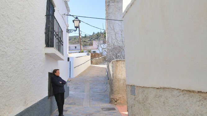 Una anciana observa la calle en el pueblo almeriense de Ocaña.