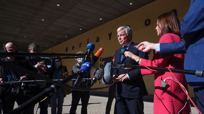El comisario europeo de Justicia,  Didier Reynders, atiende a la prensa en Bruselas.