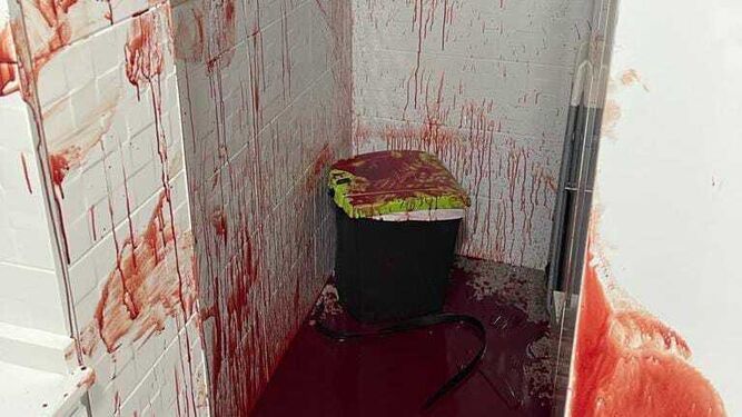 Imagen facilitada por la Policía Nacional de la sangre en la vivienda.