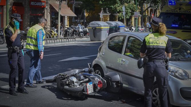 Policías locales de Sevilla, en un accidente de tráfico.