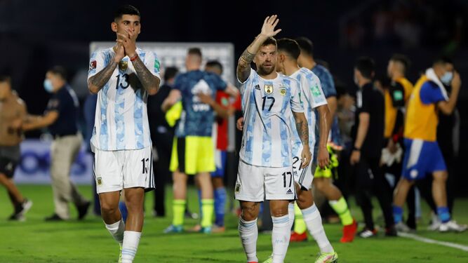 Papu Gómez, a la derecha, saluda al acabar un partido con Argentina.