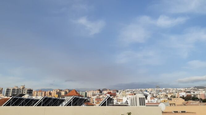 Nube de ceniza volcánica en el aeropuerto de Tenerife Norte.