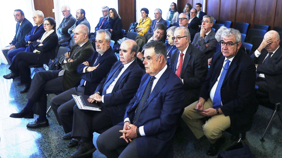 Una imagen de los ex altos cargos en el banquillo de los acusados de la Audiencia de Sevilla.