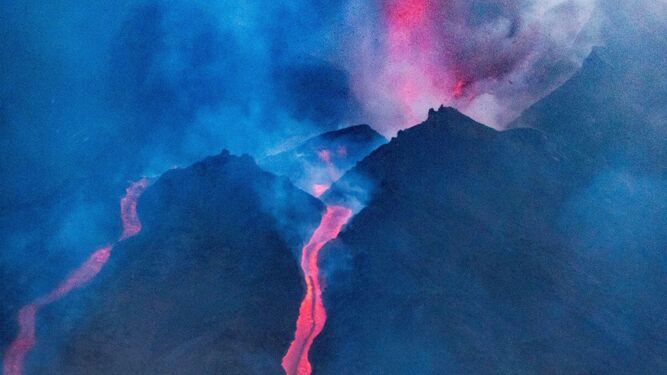 Preocupa en La Palma la colada que avanza con una importante masa de lava