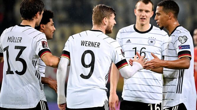 Los jugadores alemanes felicitan a Timo Werner, autor de dos goles frente a Macedonia.