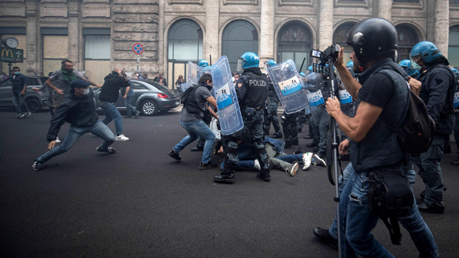 Enfrentamientos entre la Policía y miembros de grupos de ultraderecha.