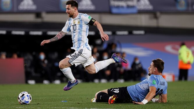 Messi supera la entrada de Sebastián Coates.