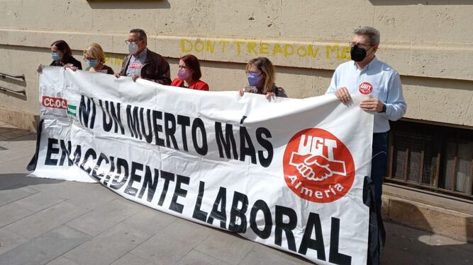 Una protesta de UGT en Almería contra la siniestralidad laboral.