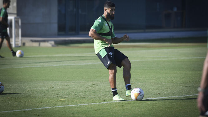 Nabil Fekir golpea el balón en el entrenamiento de este miércoles.