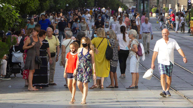 Gente paseando en un día soleado por la Avenida.