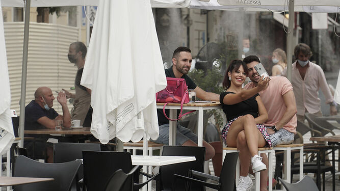 Varios-jovenes-disfrutan-terraza-Sevilla_1619548556_145427066_667x375.jpg