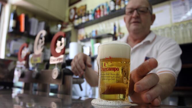 Manuel Carrasco sirve una caña de cerveza en el Bar Correo.