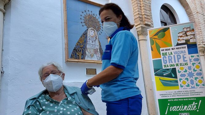 Una mujer recibe una de la primeras vacunas de esta campaña en Córdoba.