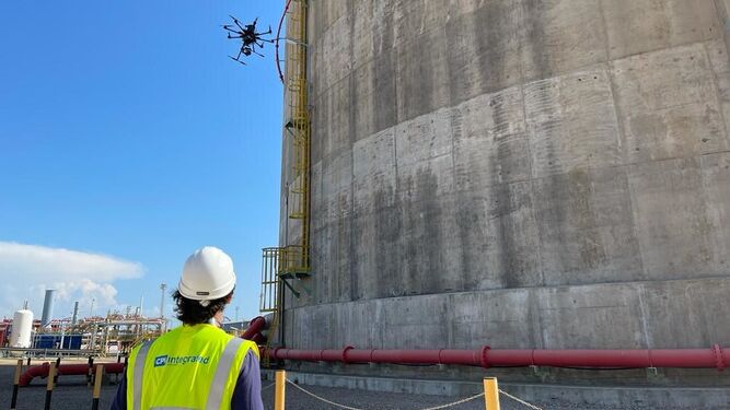 Imagen de la utilización de la tecnología 5G mediante drones en las instalaciones de Enagás en Huelva.