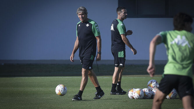 Manuel Pellegrini, junto a Fernando, en el entrenamiento del pasado miércoles.