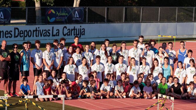 Entrenadores, medallistas y deportistas del Club de atletismo Alamillo en Sevilla.